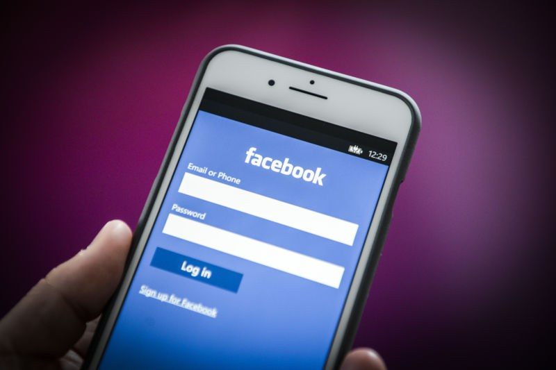 Учителка закри профила си във Фейсбук заради... неграмотни постове за ЧНГ