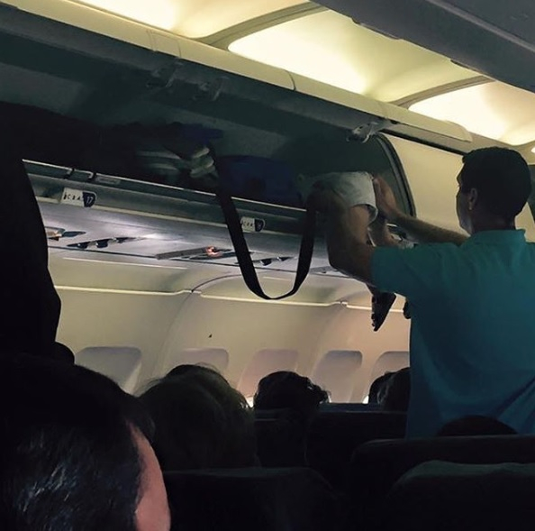 Шокираща СНИМКА: Баща направи нещо ужасно с детето си в самолет 