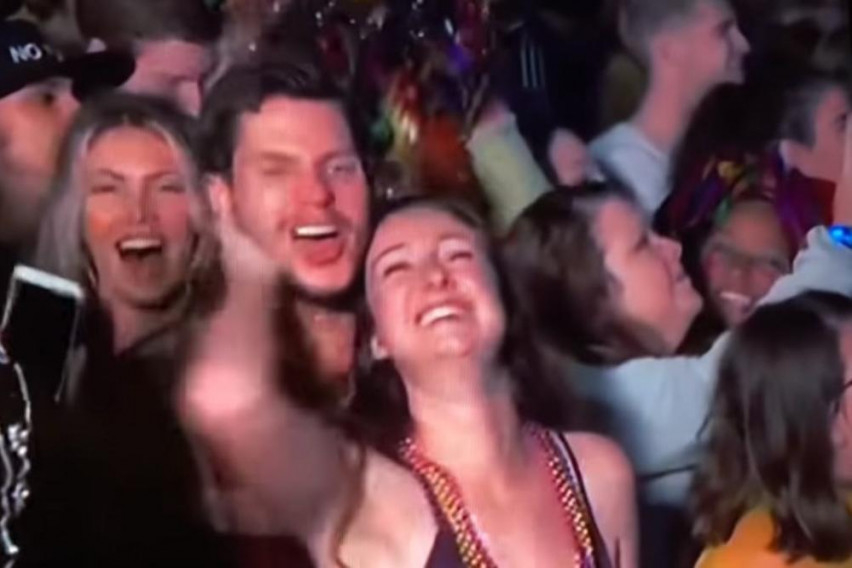 Секс на живо насред тълпата в новогодишната нощ в Ню Йорк (ВИДЕО 18+)