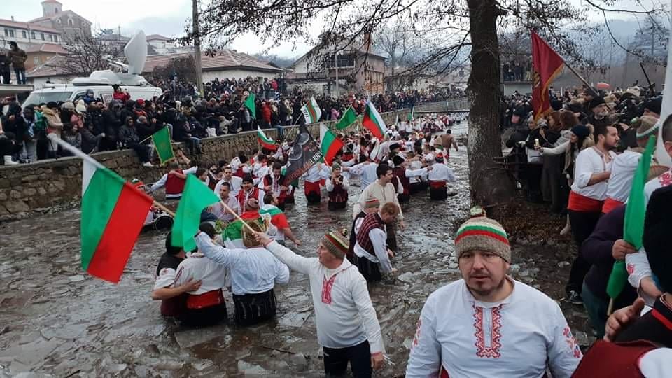 Това са смелите мъже на бунтовен Калофер, не е за вярване при кого отиде кръстът! (СНИМКИ)