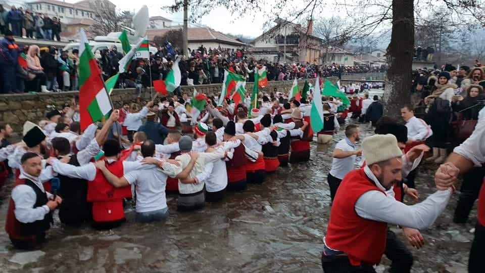 Това са смелите мъже на бунтовен Калофер, не е за вярване при кого отиде кръстът! (СНИМКИ)