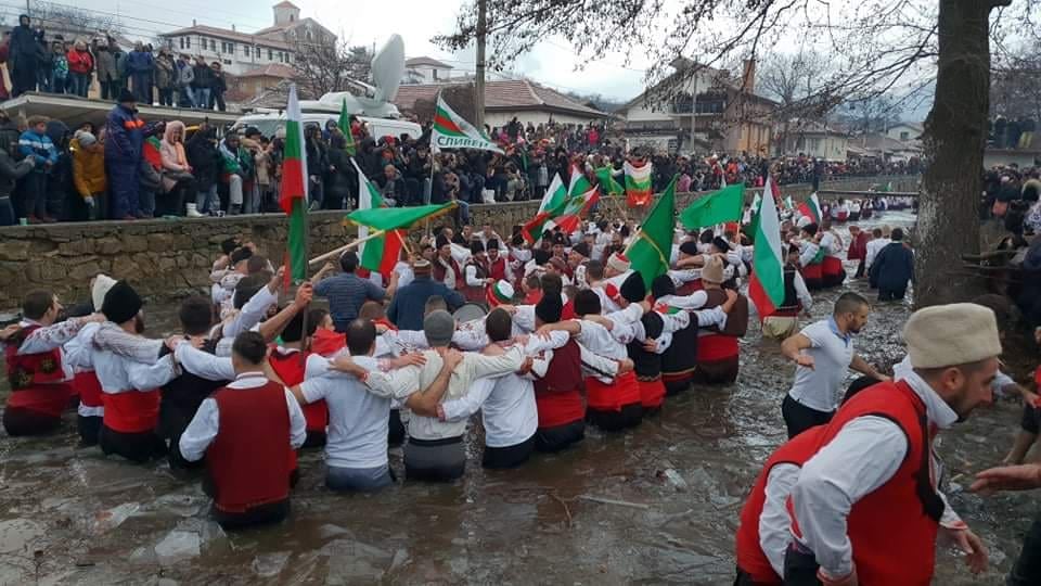 Това са смелите мъже на бунтовен Калофер, не е за вярване при кого отиде кръстът! (СНИМКИ)