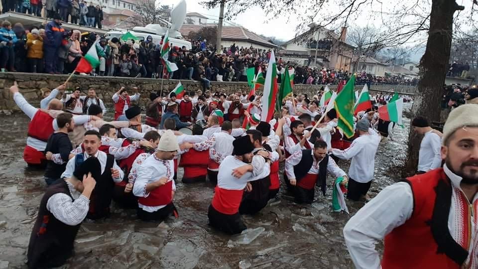 Това са смелите мъже на бунтовен Калофер, не е за вярване при кого отиде кръстът! (СНИМКИ)