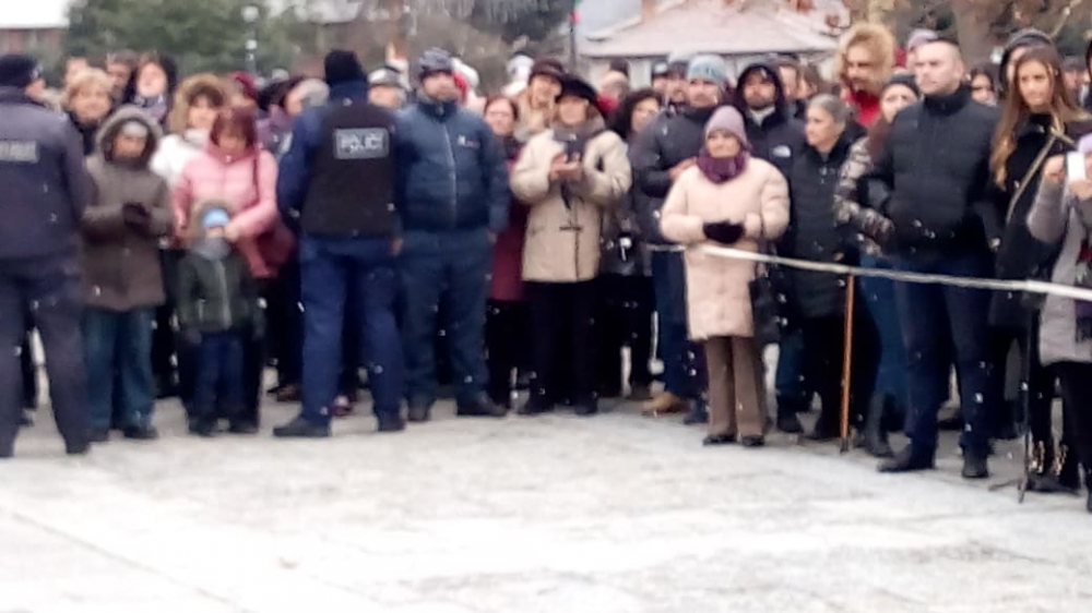 Въпреки студа и снега: Стотици се преклониха пред Ботев в Калофер (СНИМКИ)