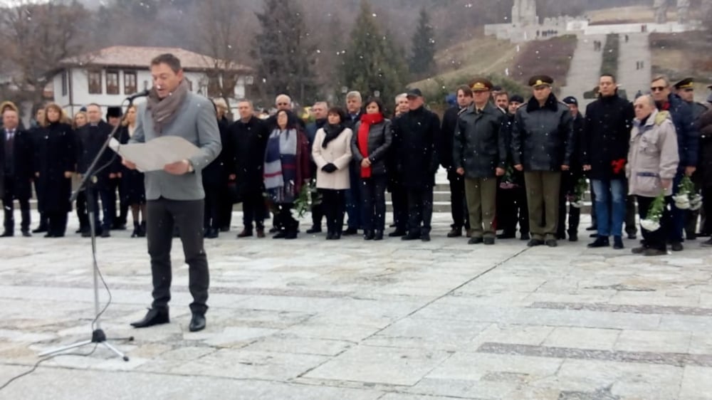 Въпреки студа и снега: Стотици се преклониха пред Ботев в Калофер (СНИМКИ)