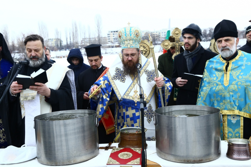 Човек на БЛИЦ скочи в ледените води, за да извади кръста навръх Богоявление (СНИМКИ)