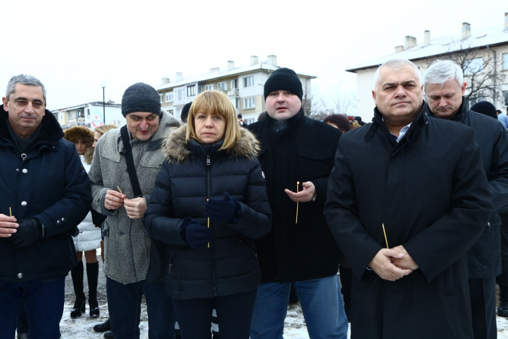 Човек на БЛИЦ скочи в ледените води, за да извади кръста навръх Богоявление (СНИМКИ)