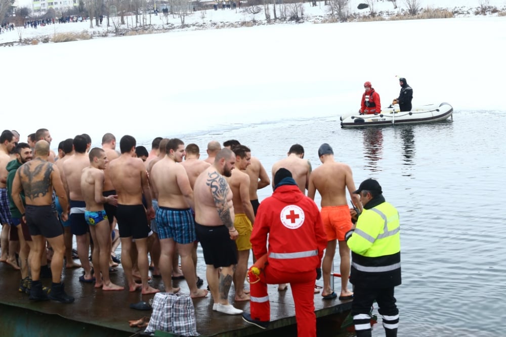 Човек на БЛИЦ скочи в ледените води, за да извади кръста навръх Богоявление (СНИМКИ)