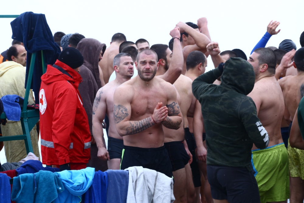 Човек на БЛИЦ скочи в ледените води, за да извади кръста навръх Богоявление (СНИМКИ)