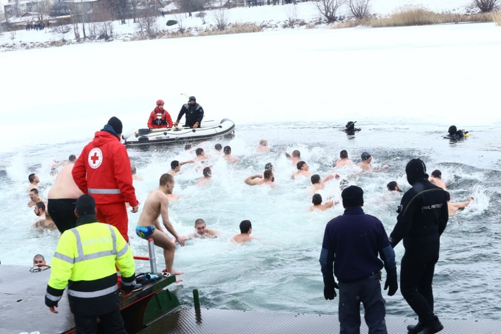 Човек на БЛИЦ скочи в ледените води, за да извади кръста навръх Богоявление (СНИМКИ)