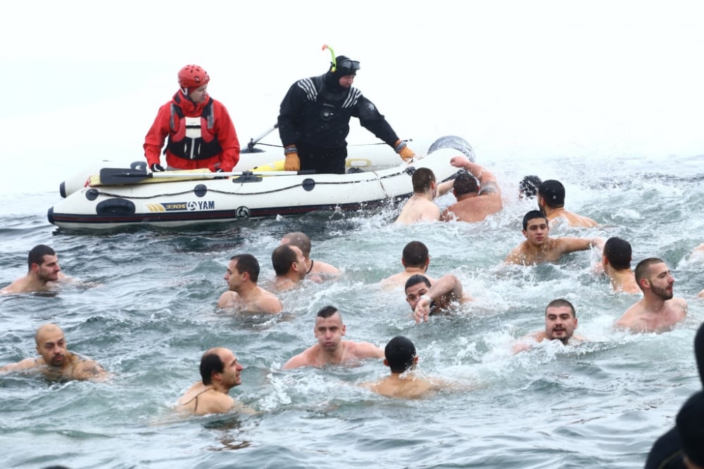 Човек на БЛИЦ скочи в ледените води, за да извади кръста навръх Богоявление (СНИМКИ)