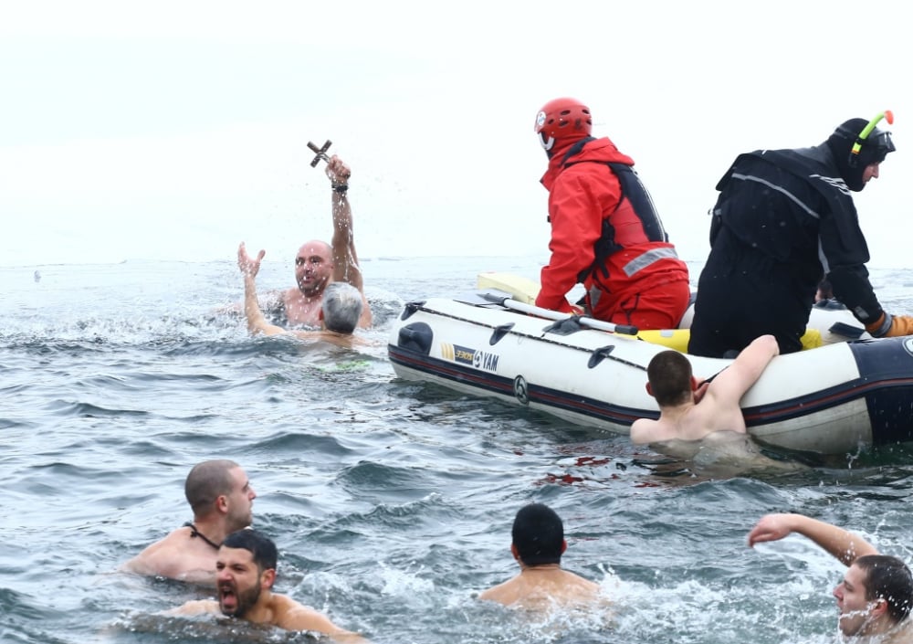 Човек на БЛИЦ скочи в ледените води, за да извади кръста навръх Богоявление (СНИМКИ)