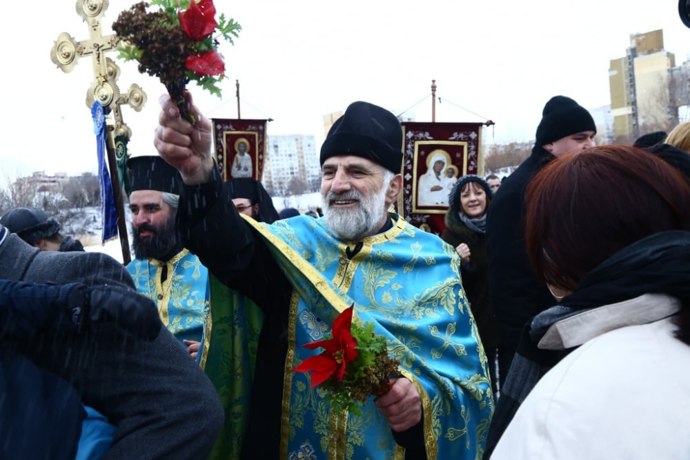 Човек на БЛИЦ скочи в ледените води, за да извади кръста навръх Богоявление (СНИМКИ)