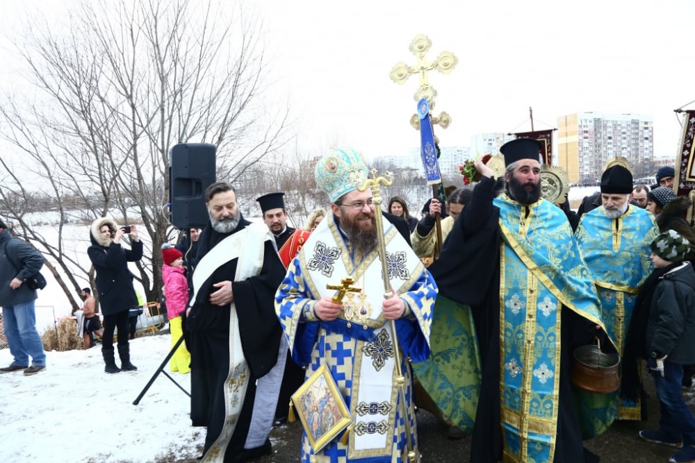 Човек на БЛИЦ скочи в ледените води, за да извади кръста навръх Богоявление (СНИМКИ)