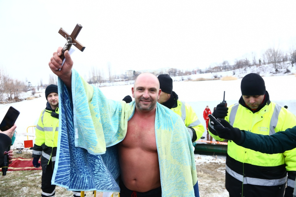 Човек на БЛИЦ скочи в ледените води, за да извади кръста навръх Богоявление (СНИМКИ)