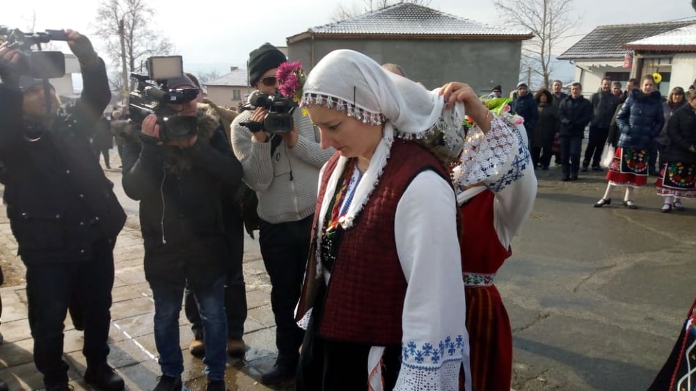 Зрелищно в БЛИЦ TV: С ледена вода в Карловско изкъпаха булката и кмета