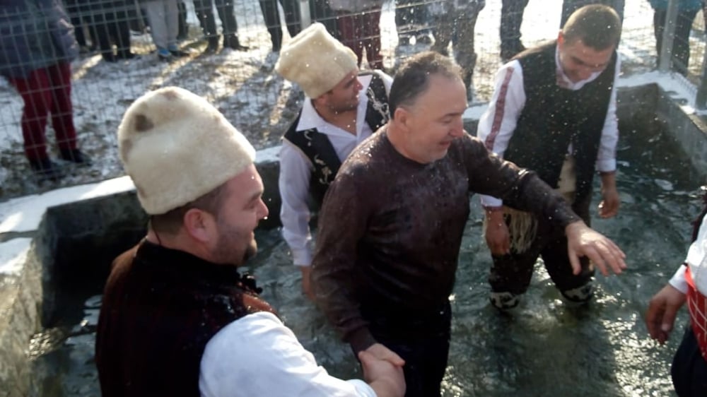 Зрелищно в БЛИЦ TV: С ледена вода в Карловско изкъпаха булката и кмета