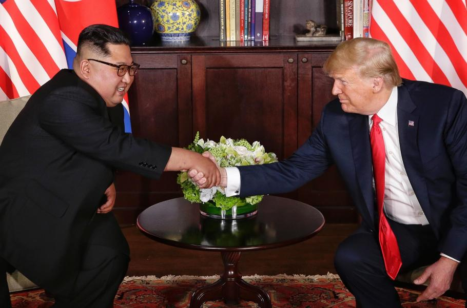 Тръмп и Ким се срещат в Ханой