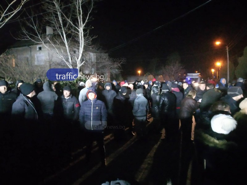 Извънредно от Войводиново: Тълпа се запъти към ромския квартал - подивели цигани ги причакват с кирки и лопати (СНИМКИ/ВИДЕО)