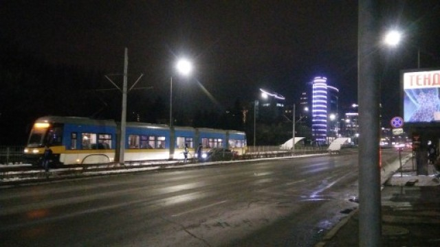 Инцидент в София: Скъп автомобил кацна на трамвайните релси (СНИМКИ) 