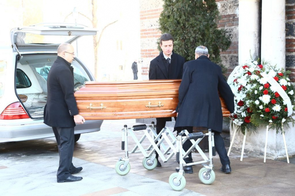Покъртителни СНИМКИ: Съкрушената Алекс Сърчаджиева обляна в сълзи до ковчега на Ласкин!