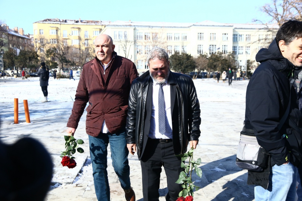 Първи СНИМКИ в БЛИЦ от поклонението пред Иван Ласкин