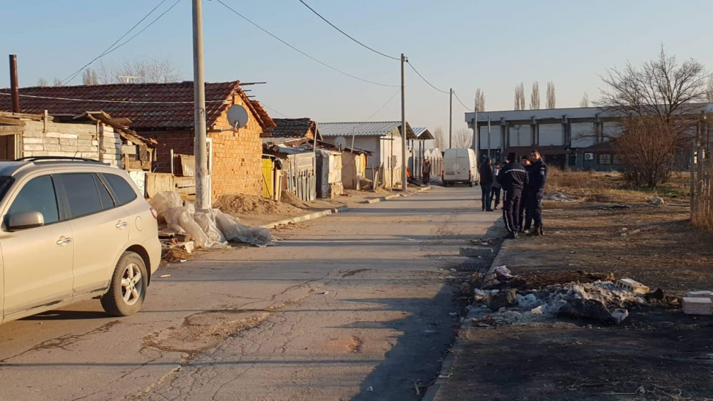 БЛИЦ TV: Бомба е паднала в махалата във Войводиново, след като цигани пребиха военнослужещ