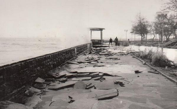 Страшна гледка: Двуметрова вълна помита Поморие преди 38 години! (СНИМКИ) 