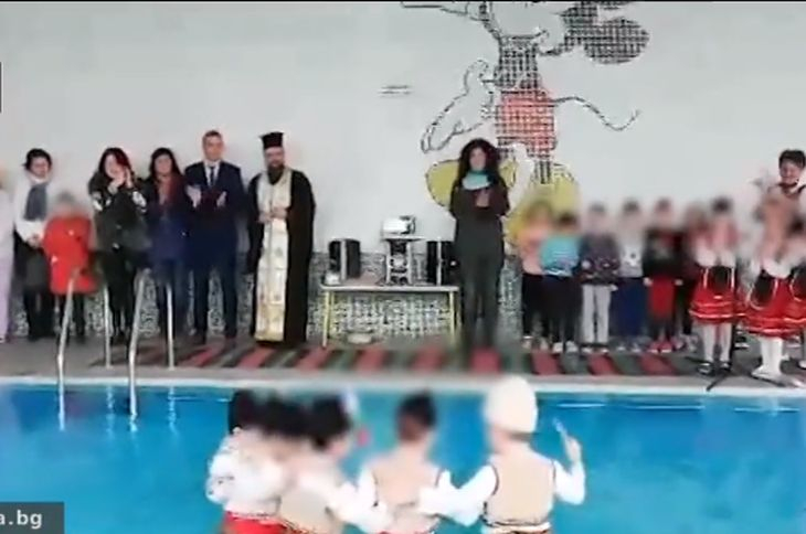 Деца играят богоявленско хоро в... басейна на детска градина (ВИДЕО)