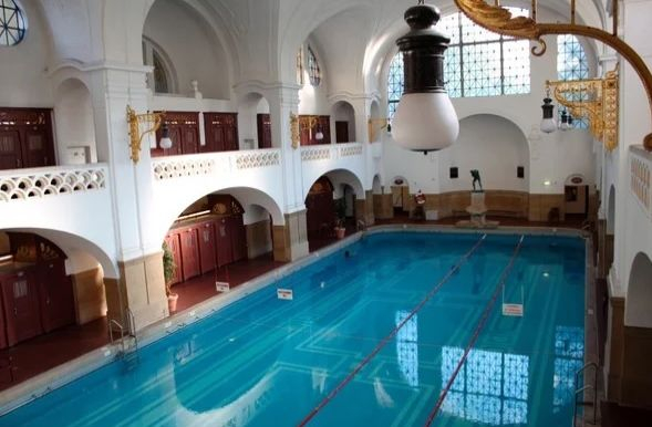 Само чисто голи жени и мъже се къпят заедно в този исторически СПА център в Мюнхен