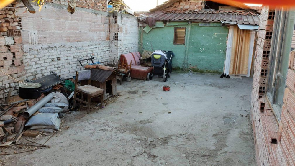 Няма милост за циганите във Войводиново: До час срутват къщите им