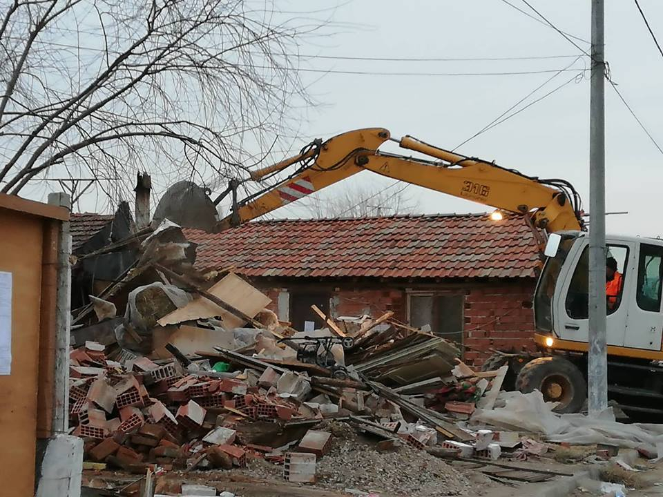 Багер нагази в махалата във Войводиново, започна събарянето (СНИМКИ)
