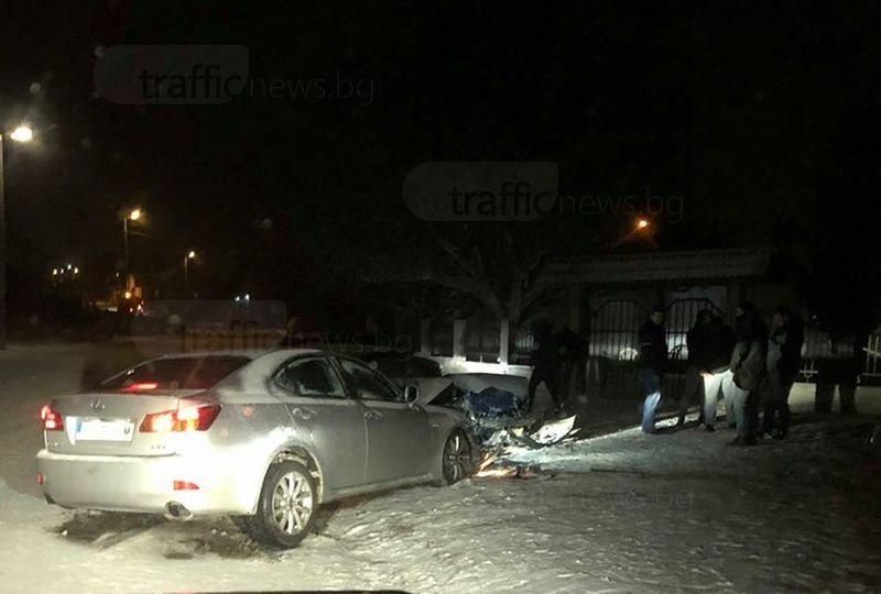 Две коли се помляха при зверски челен сблъсък край Пловдив (СНИМКИ)