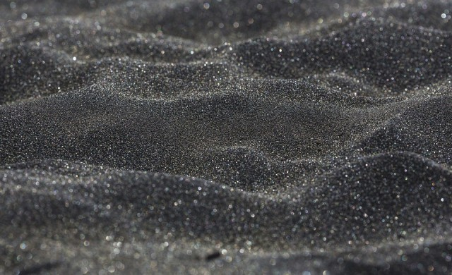 Хавайски вулкан създаде изумителен черен плаж (СНИМКИ)