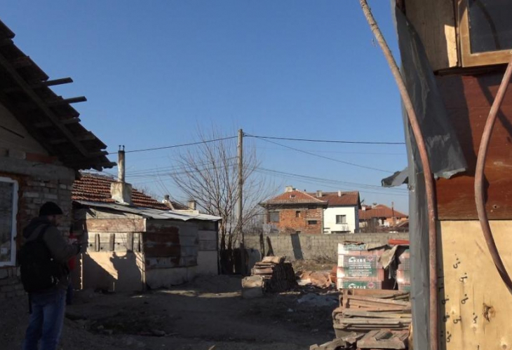 Махалата във Войводиново - 20 незаконни къщи на 1,6 дка общинска земя с частно енерго!