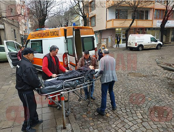 Извънредна ситуация с 16-годишен ученик в Бургас, изведоха го с линейка (СНИМКА)