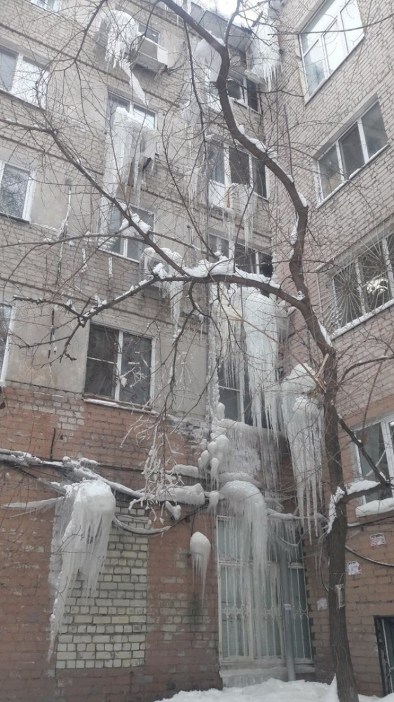 Нереално и страшно! Ужасяващата зима превърна цял град в "Леденото кралство" (СНИМКИ)