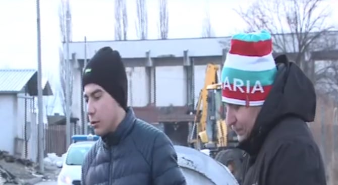 Войводиново пак настръхна: Ако спрем протеста, политиците могат да наредят да спре бутането на циганските къщи!