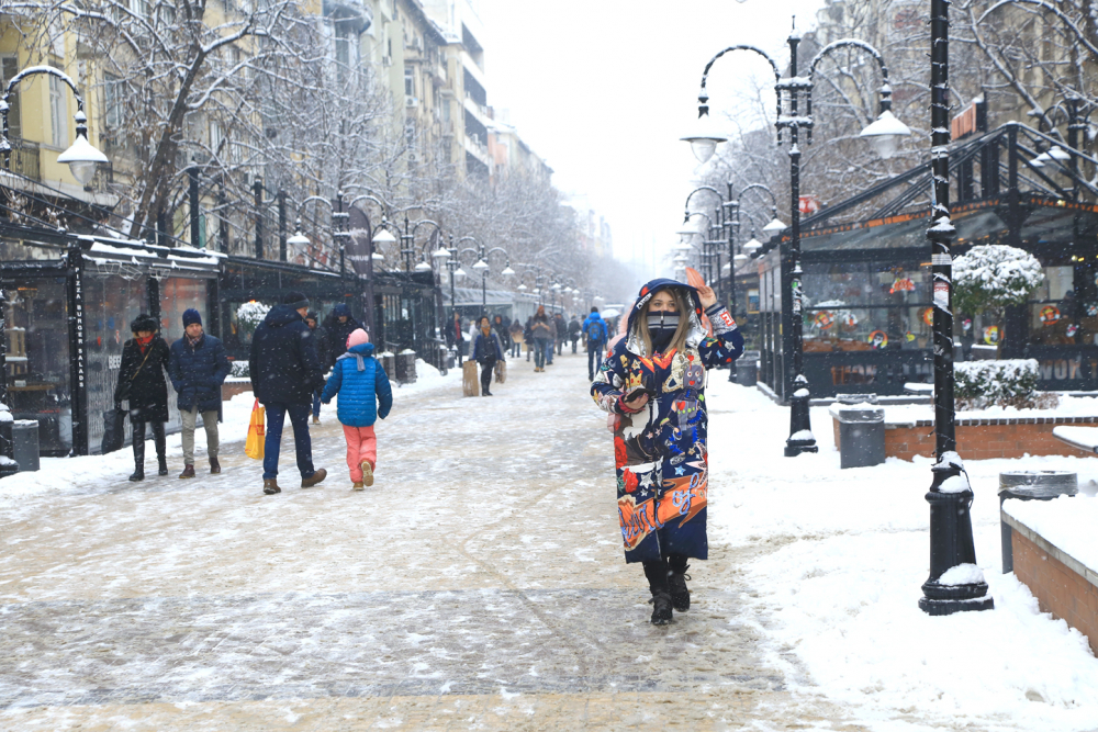 Синоптичка от НИМХ със смразяваща прогноза за вторник, снежна буря затрупа Атина и Истанбул КАРТИ 