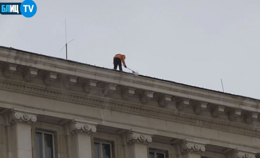 Само в БЛИЦ TV: Инфарктна ситуация на покрива на президентството (СНИМКИ)