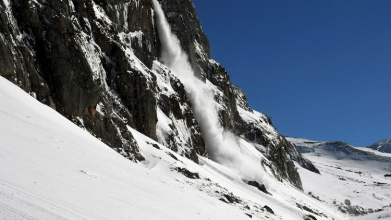От Спасителната служба с последни данни за пометените от лавина сноубордисти над Банско 