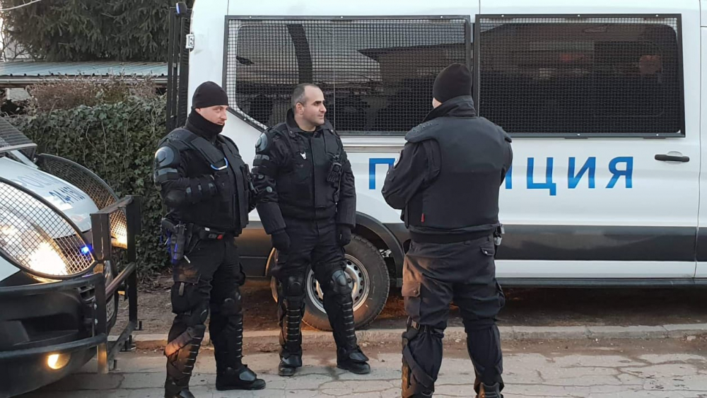 БЛИЦ TV: Във Войводиново е страшно! 200 ченгета чакат хиляди недоволни 