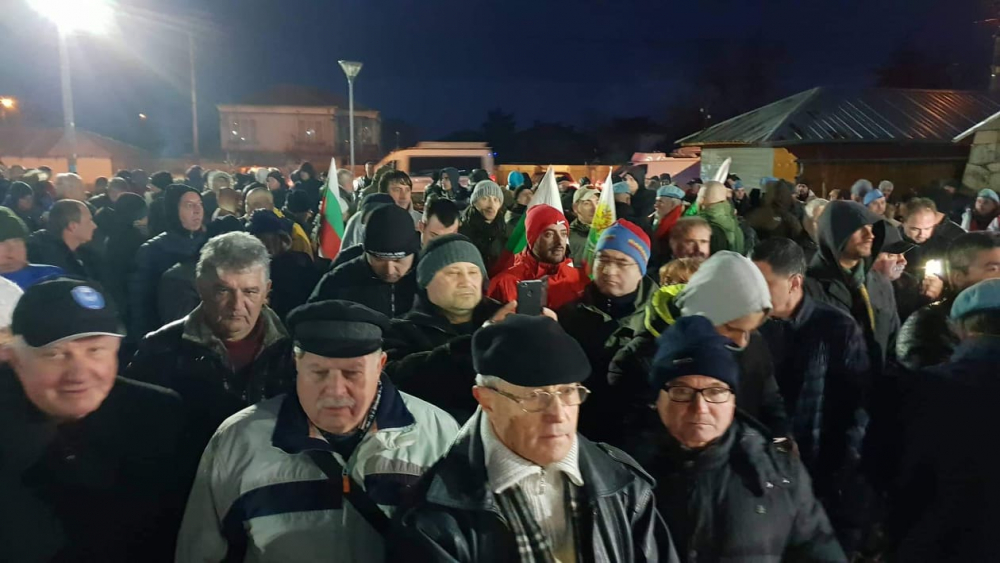 Площадът на Войводиново почерня от народ! Стотици недоволни веят българския флаг и зоват за... (СНИМКИ)