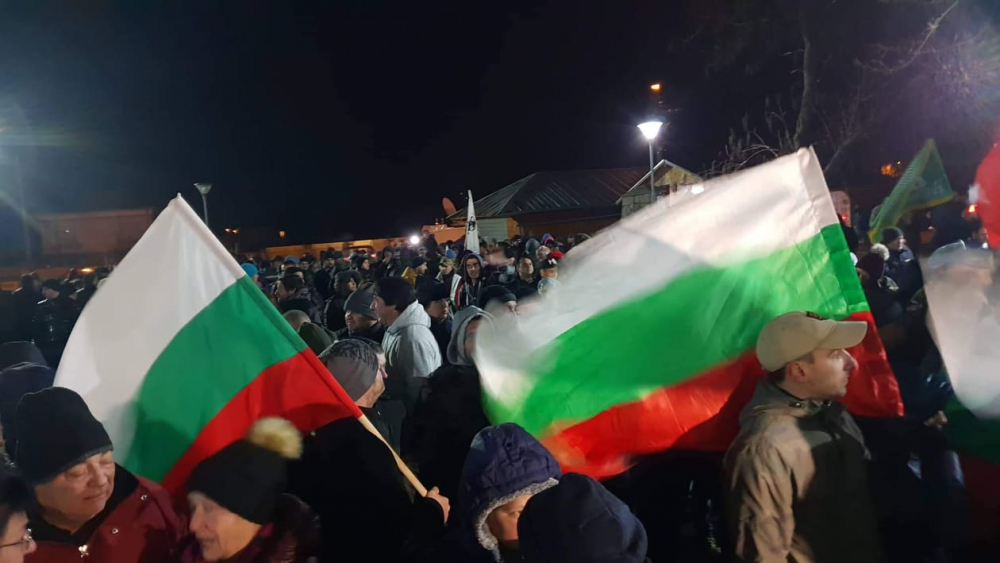 Площадът на Войводиново почерня от народ! Стотици недоволни веят българския флаг и зоват за... (СНИМКИ)