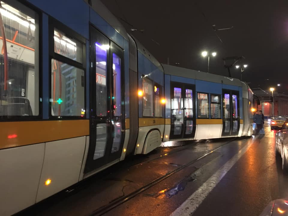 Страшен инцидент с трамвай 7 на ключов софийски булевард (СНИМКИ)