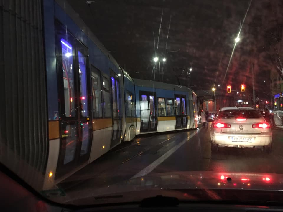 Страшен инцидент с трамвай 7 на ключов софийски булевард (СНИМКИ)