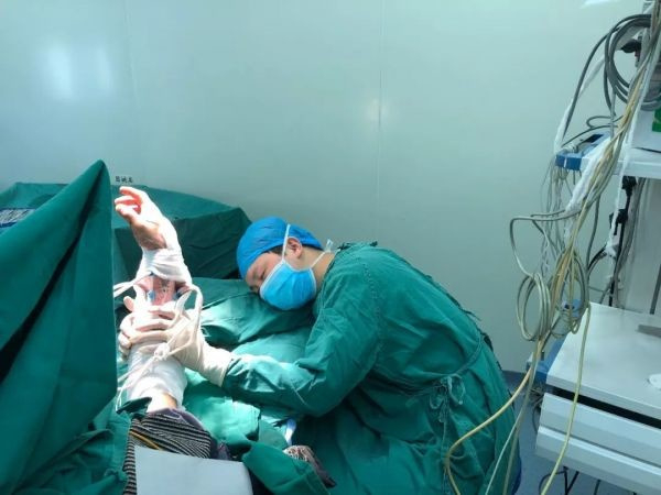 Хирург извърши 6 операции и заспа на масата, държейки пациент за пришитата му ръка