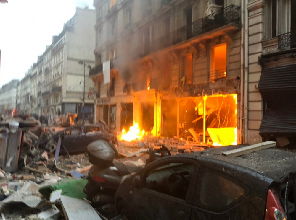 Извънредно! Мощна експлозия разтърси центъра на Париж (СНИМКИ/ВИДЕО)