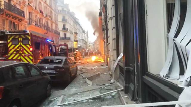 Още за ужаса в Париж: Около 15 души са ранени при експлозията (ВИДЕО)