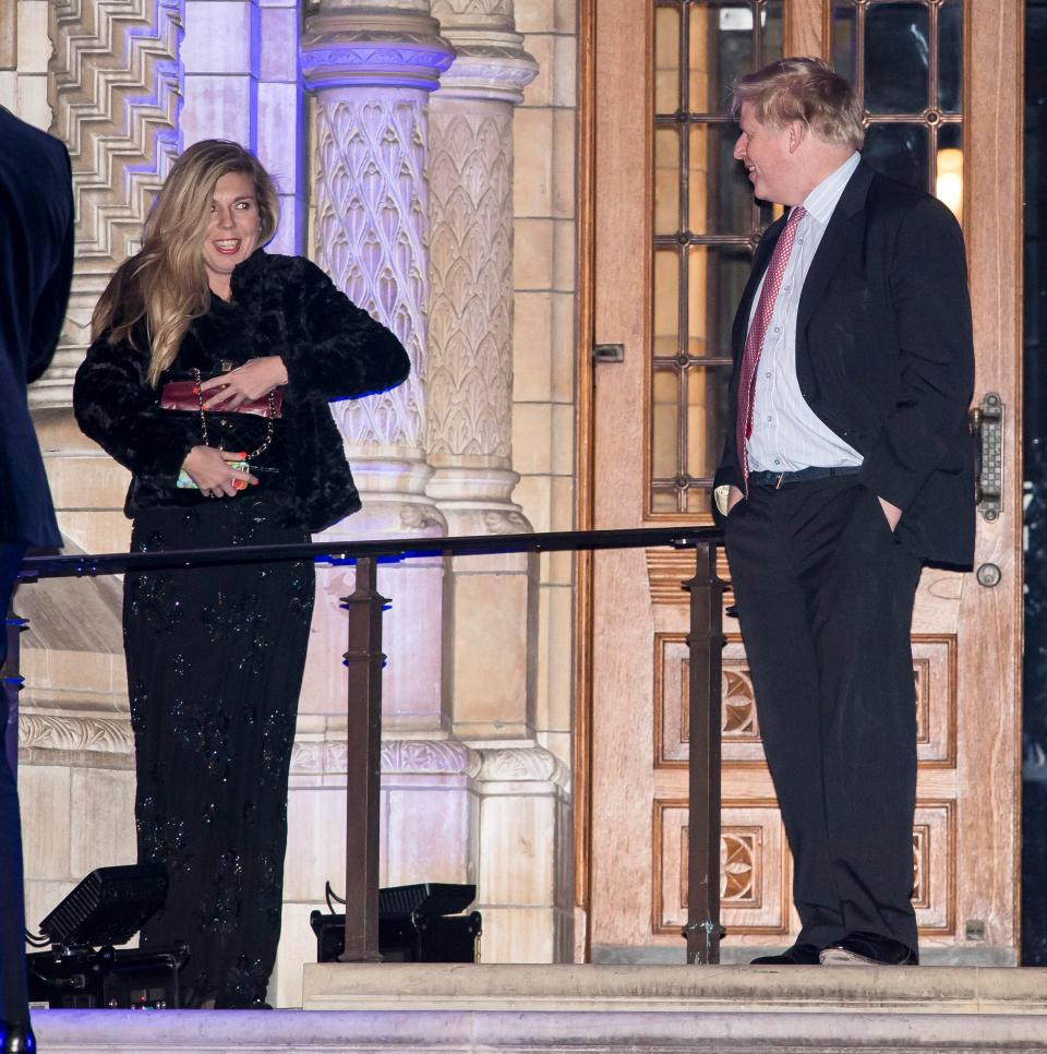 Гореща блондинка отвя главата на Борис Джонсън и го води към олтара (СНИМКИ)